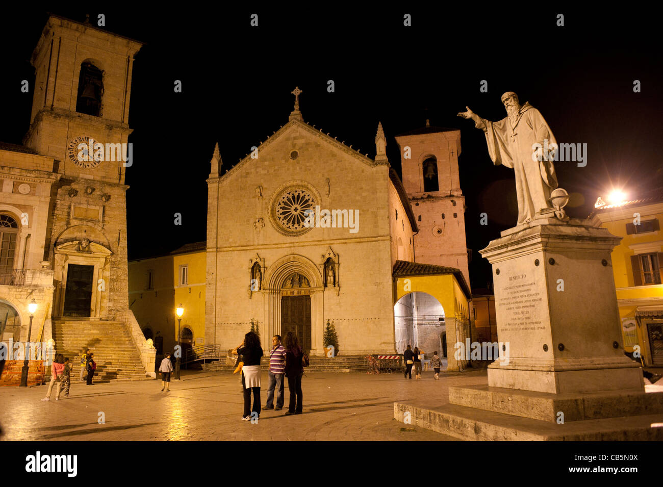 Piazza San Benedetto Norcia Ombrie Italie pendant la nuit Banque D'Images