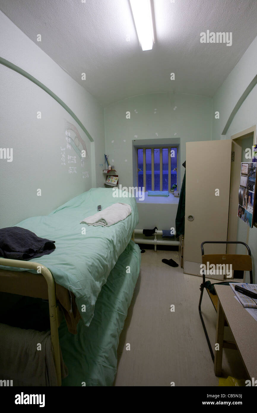 Vue de l'intérieur d'une cellule de prison 2 homme Wandsworth London UK Banque D'Images
