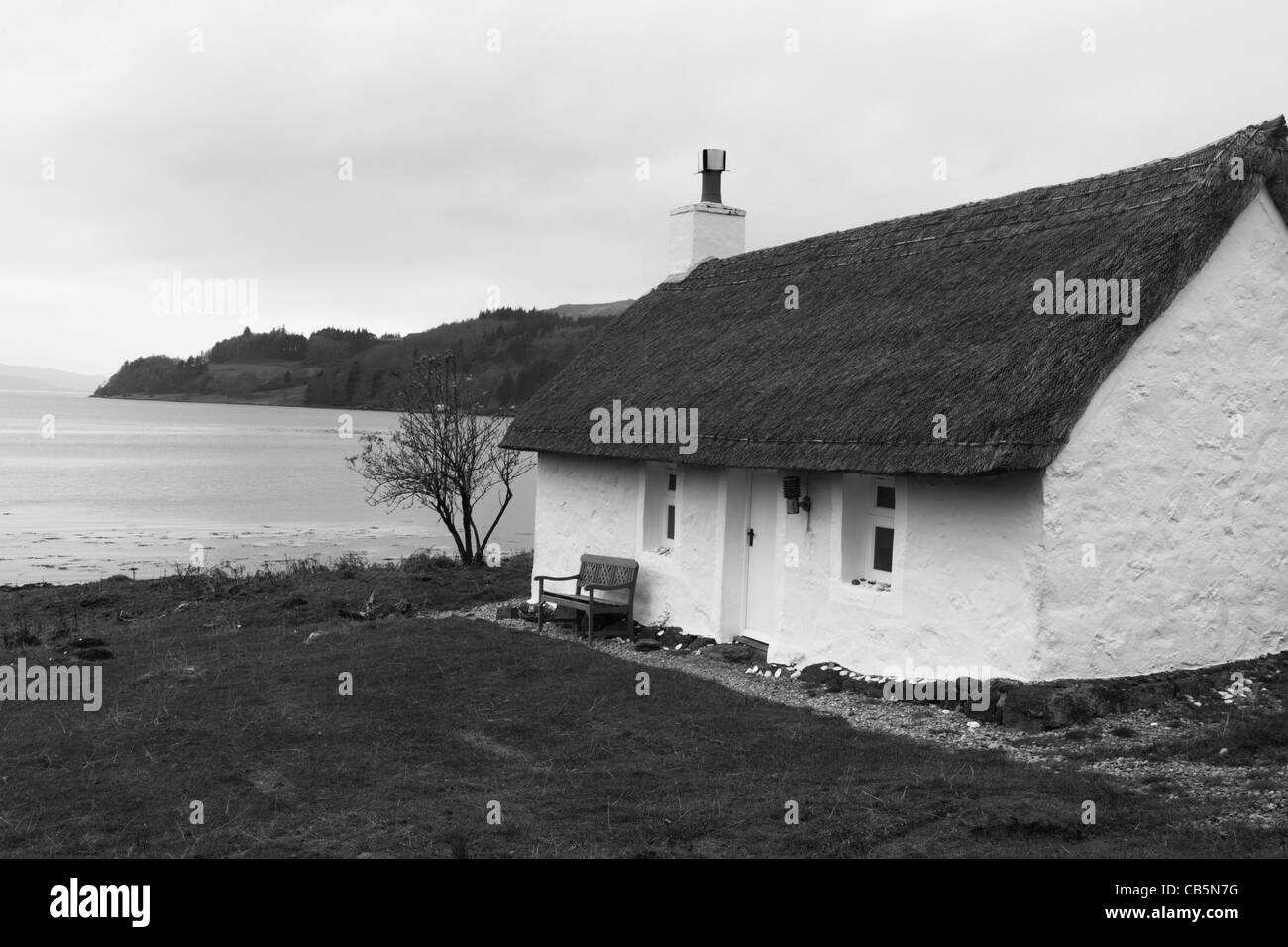 Ancien fisherman's bothy (maintenant un thatched cottage indépendant administré par Kilfinichan Estate) Surplombant le Loch Scridain. Banque D'Images