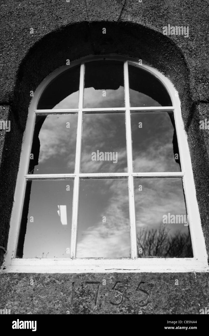 Fenêtre de l'ancienne église à Kilninian (construit 1755, dix ans après la révolte Jacobite), Kilninian, Ile de Mull, en Ecosse. Banque D'Images