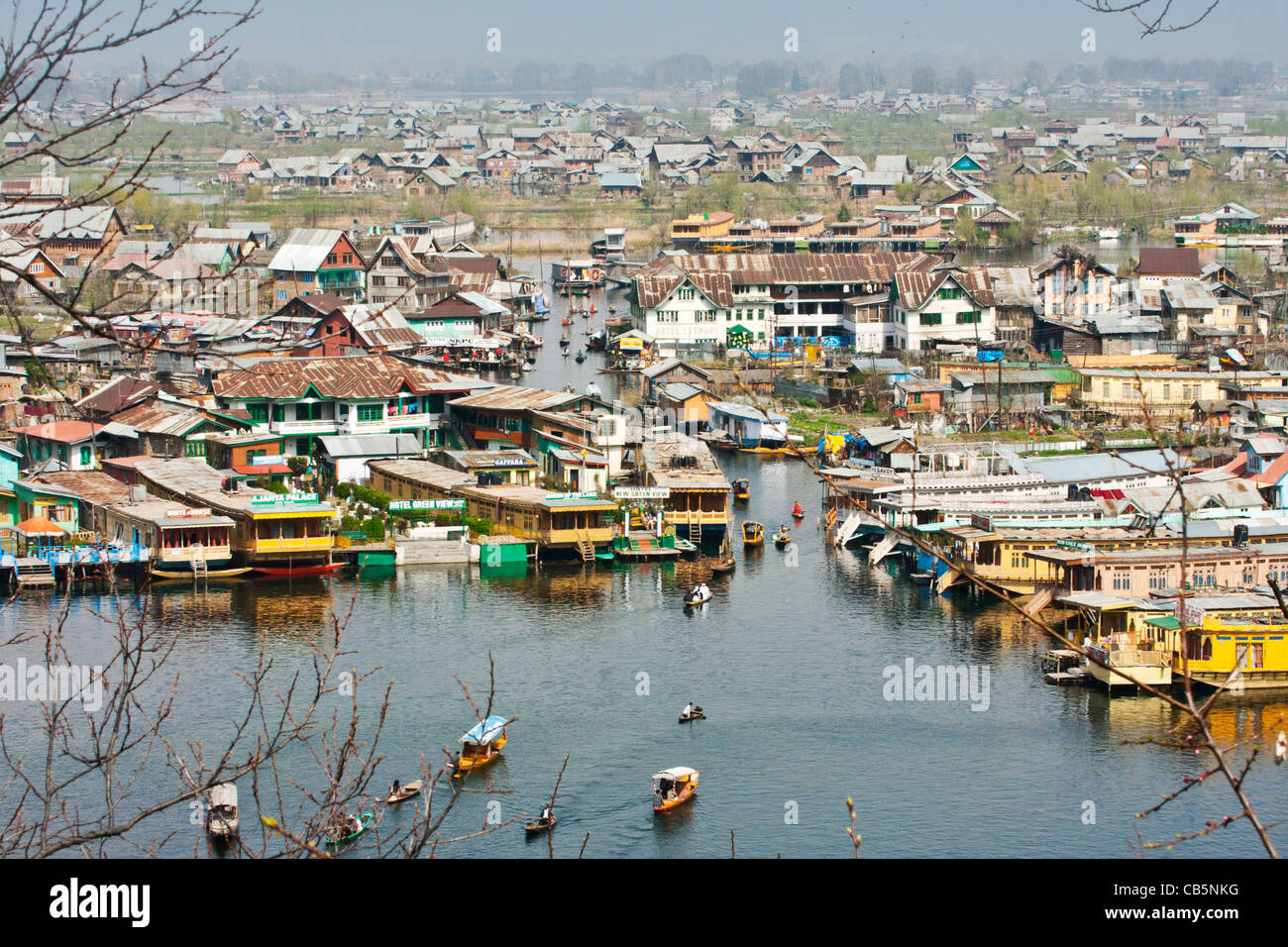 Des maisons flottantes dans le lac Dal de Srinagar au Cachemire en Inde Banque D'Images