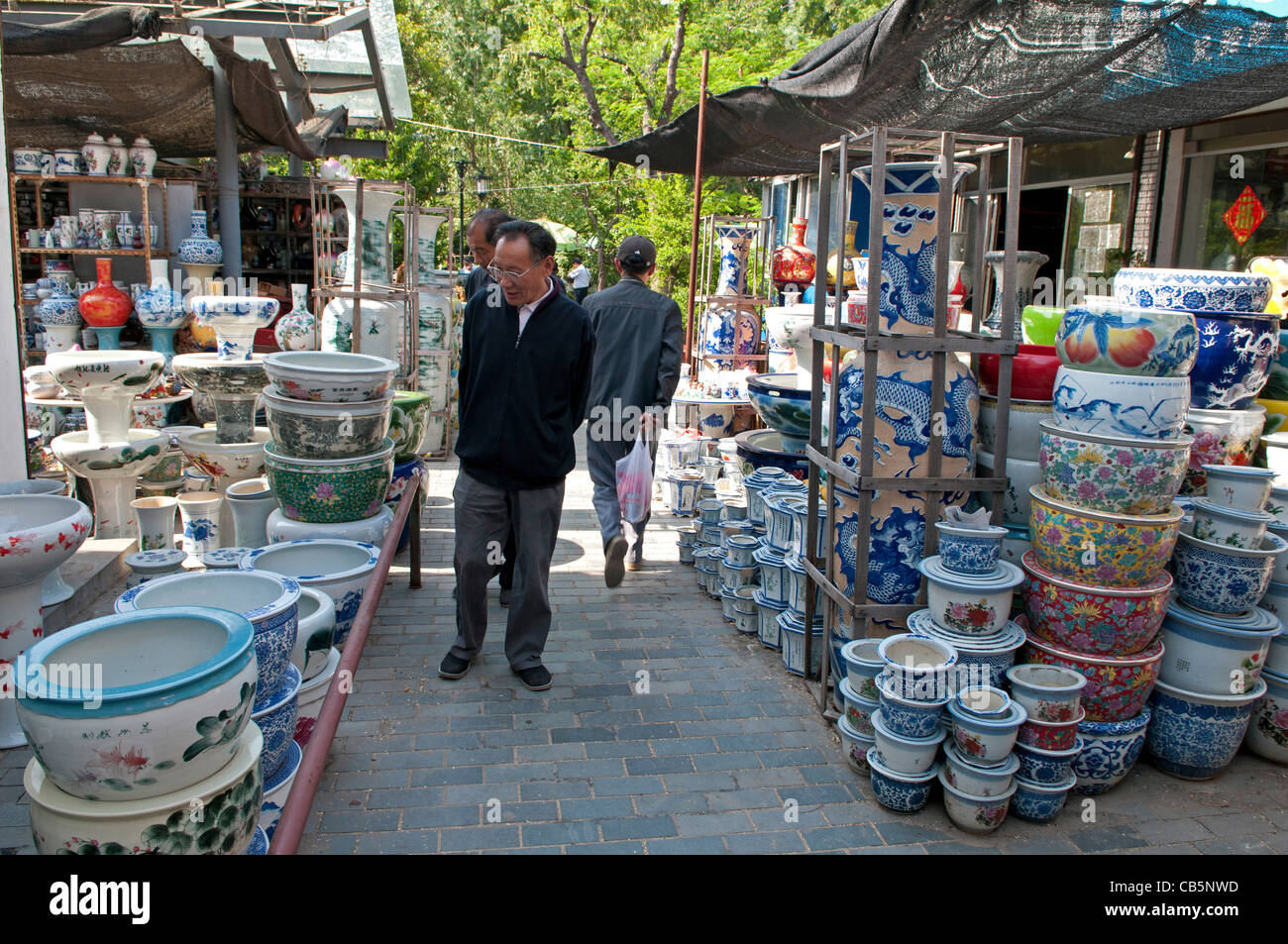 Chine, Jiangsu, Yangzhou, pots de céramique pour les plantes et utilisation décorative au centre-ville de Canal street market. Banque D'Images