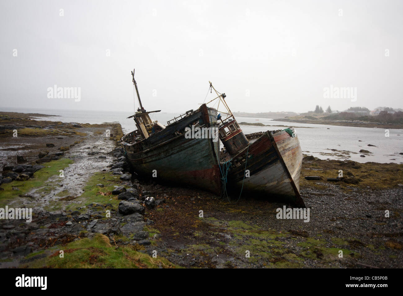 Bateaux de pêche naufragé échoué sur la côte de Salen, île de Mull. Banque D'Images