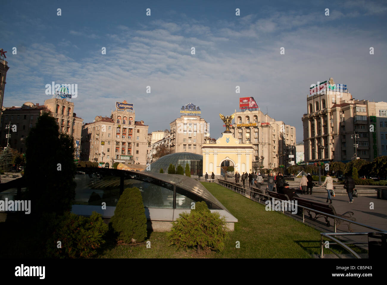 Statue de l'Archange St Michel et de bâtiments de l'ère soviétique sur