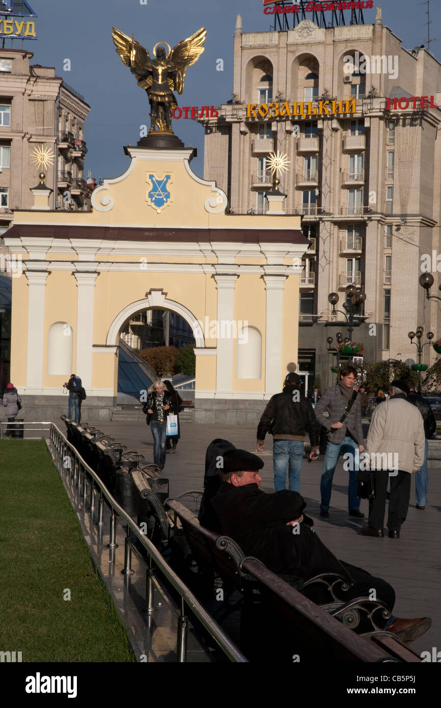 Statue de l'Archange St Michel entre deux bâtiments de l'ère soviétique