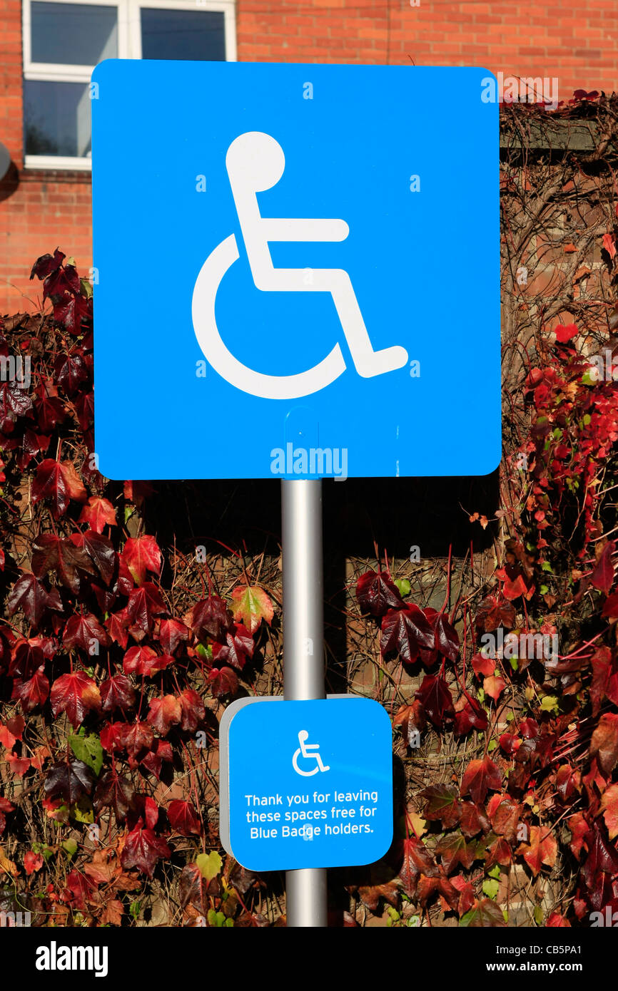 Reconnu à l'échelle bleu et blanc Mobilité Parking sign Banque D'Images