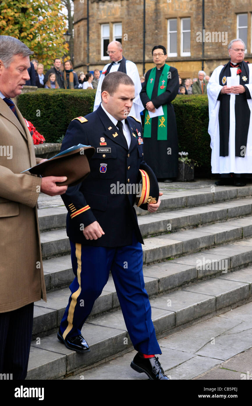 Un USArmy étapes d'un officier aodr britannique War Memorial après dépôt d'une couronne à ses camarades tombés Banque D'Images