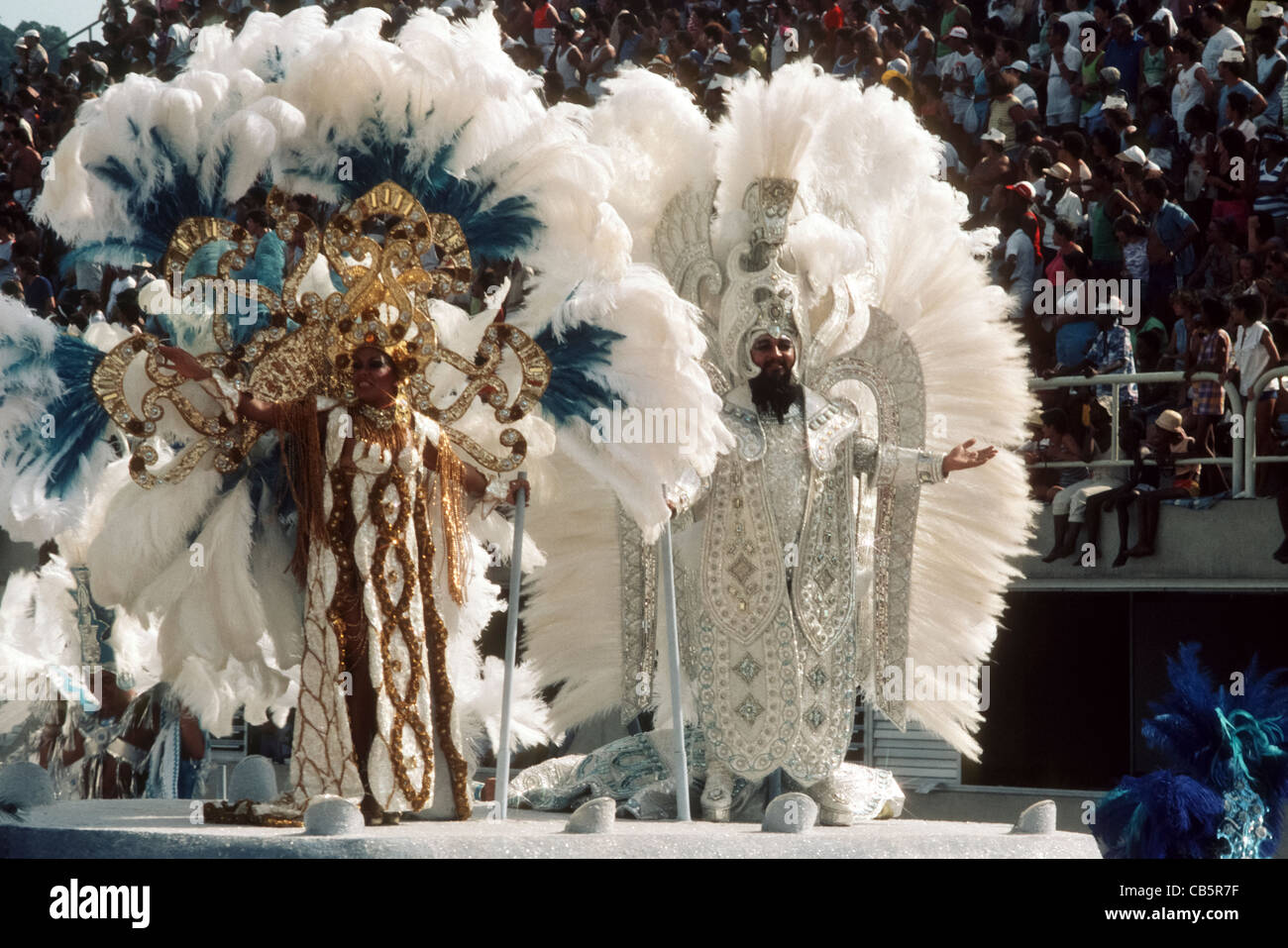 Rio de Janeiro, Brésil. L'école de samba, Roi du carnaval et de la Reine sur un char lors de la parade dans le sambadrome. Banque D'Images