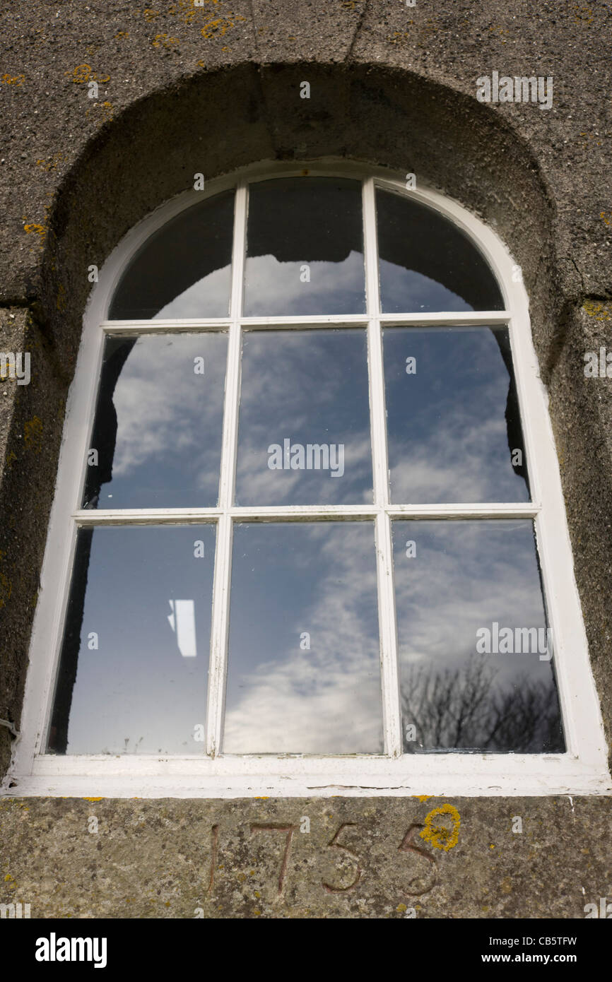 Fenêtre de l'ancienne église à Kilninian (construit 1755, dix ans après la révolte Jacobite), Kilninian, Ile de Mull, en Ecosse. Banque D'Images