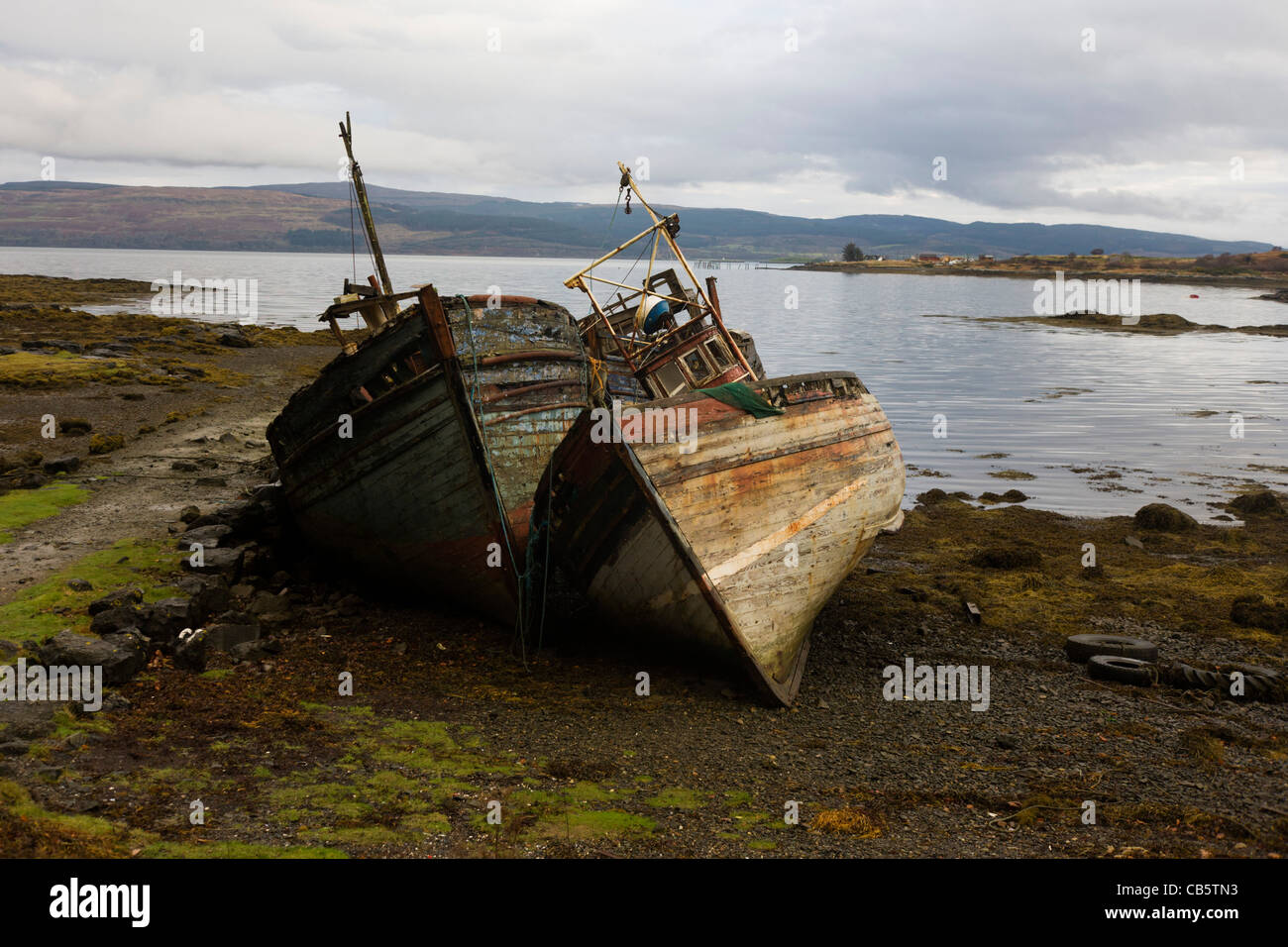 Bateaux de pêche naufragé échoué sur la côte de Salen, île de Mull. Banque D'Images