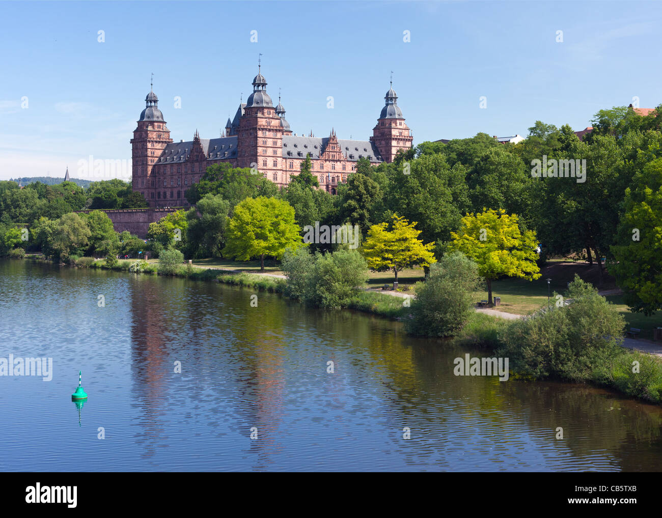 Une vue d'été de la rivière Main et Schloss Johannisburg dans la ville bavaroise d'Aschaffenburg. Banque D'Images