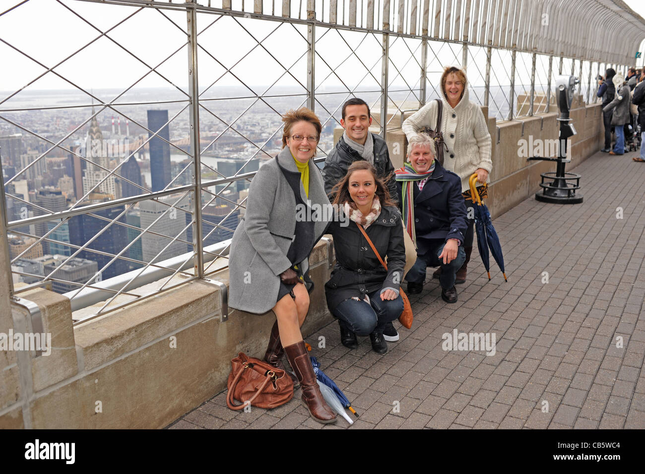 Groupe de touristes sur le pont d'observation à l'Empire State Building New York Manhattan NEW YORK USA Photographie prise Novembre 2011 Banque D'Images