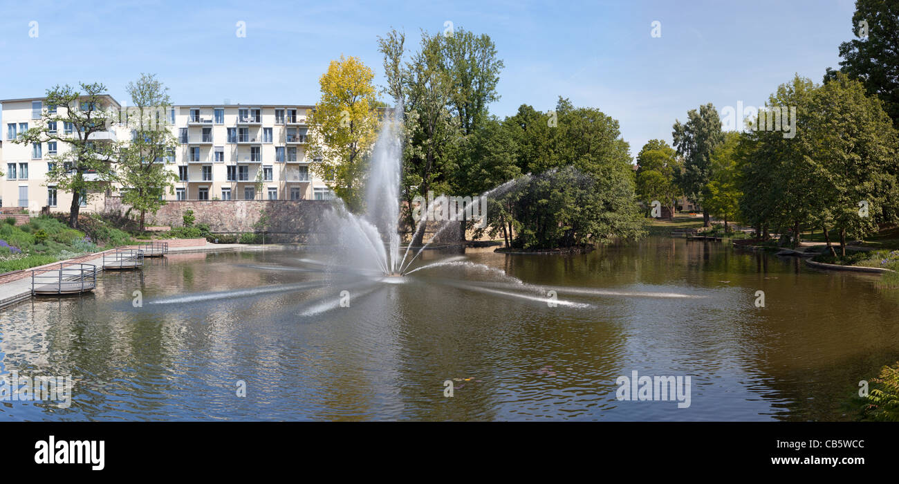 Un étang dans un parc dans le centre de Francfort connu sous le nom de Wallanlagen. C'était une fois que les murs de la ville et est aujourd'hui un parc. Banque D'Images
