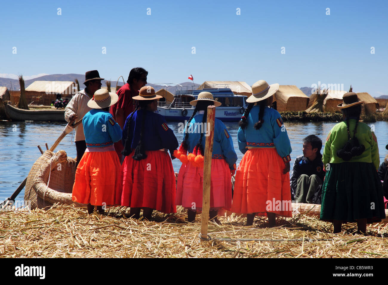 Habillé traditionnellement Uros femmes attendent en ligne pour se précipiter sur les touristes Banque D'Images