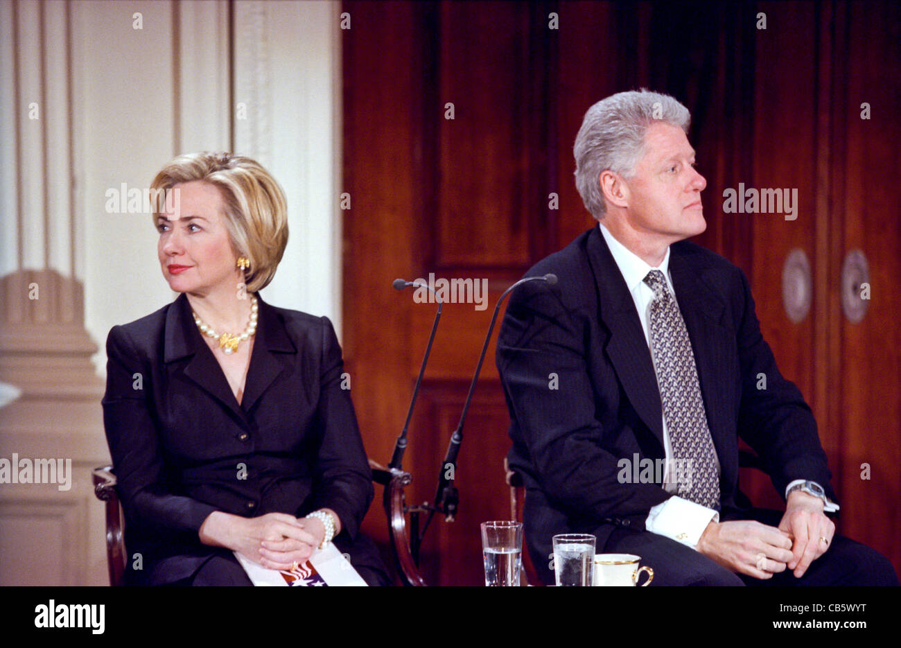Le président et Mme Clinton assister à la conférence en soirée du millénaire sur les femmes, en tant que citoyens' dans l'East Room de la Maison Blanche le 15 mars 1999. L'ensemble de l'administration Clinton a comparu pour la première fois depuis que des rumeurs de séparation. Banque D'Images