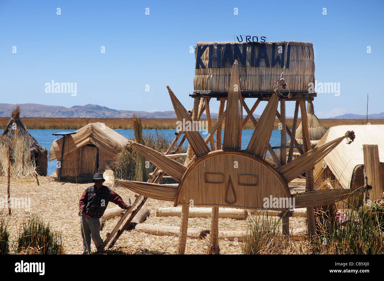 Une tour d'observation de la paille sur les îles Uros, Lac Titicaca, Pérou Banque D'Images