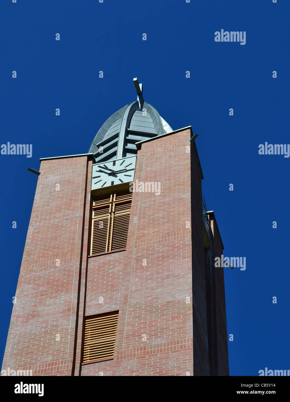 Clocher d'une église moderne Banque D'Images