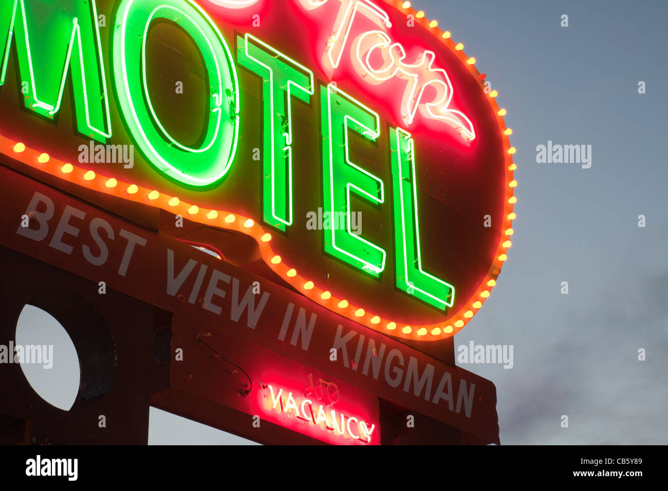 L'enseigne au néon de Hill Top Motel, Kingman, Arizona, en soirée. Banque D'Images