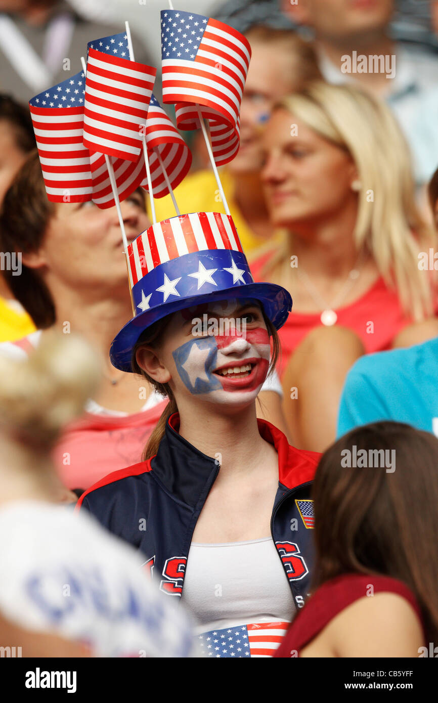 Un visage peint avec partisan USA et portant un drapeau hat sourit à la Coupe du Monde féminine du groupe entre les États-Unis et la Suède. Banque D'Images