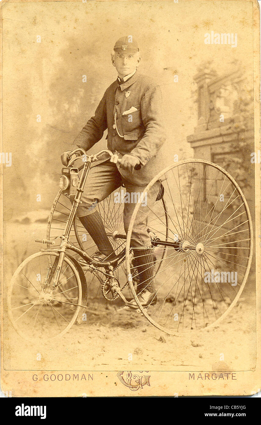 Photographie de cabinet de l'homme sur tricycle milieu des années 1880 Banque D'Images
