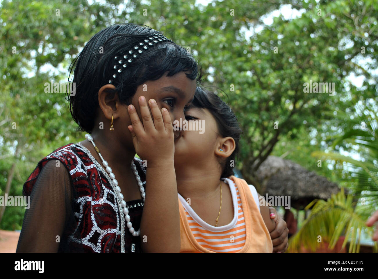 Deux enfants s'embrasser. Banque D'Images