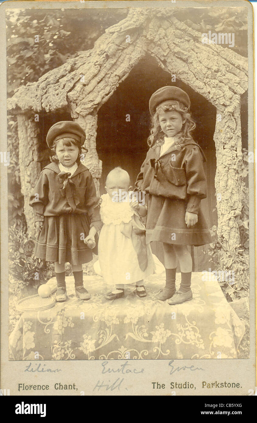 Photographie de trois sœurs du Cabinet Banque D'Images