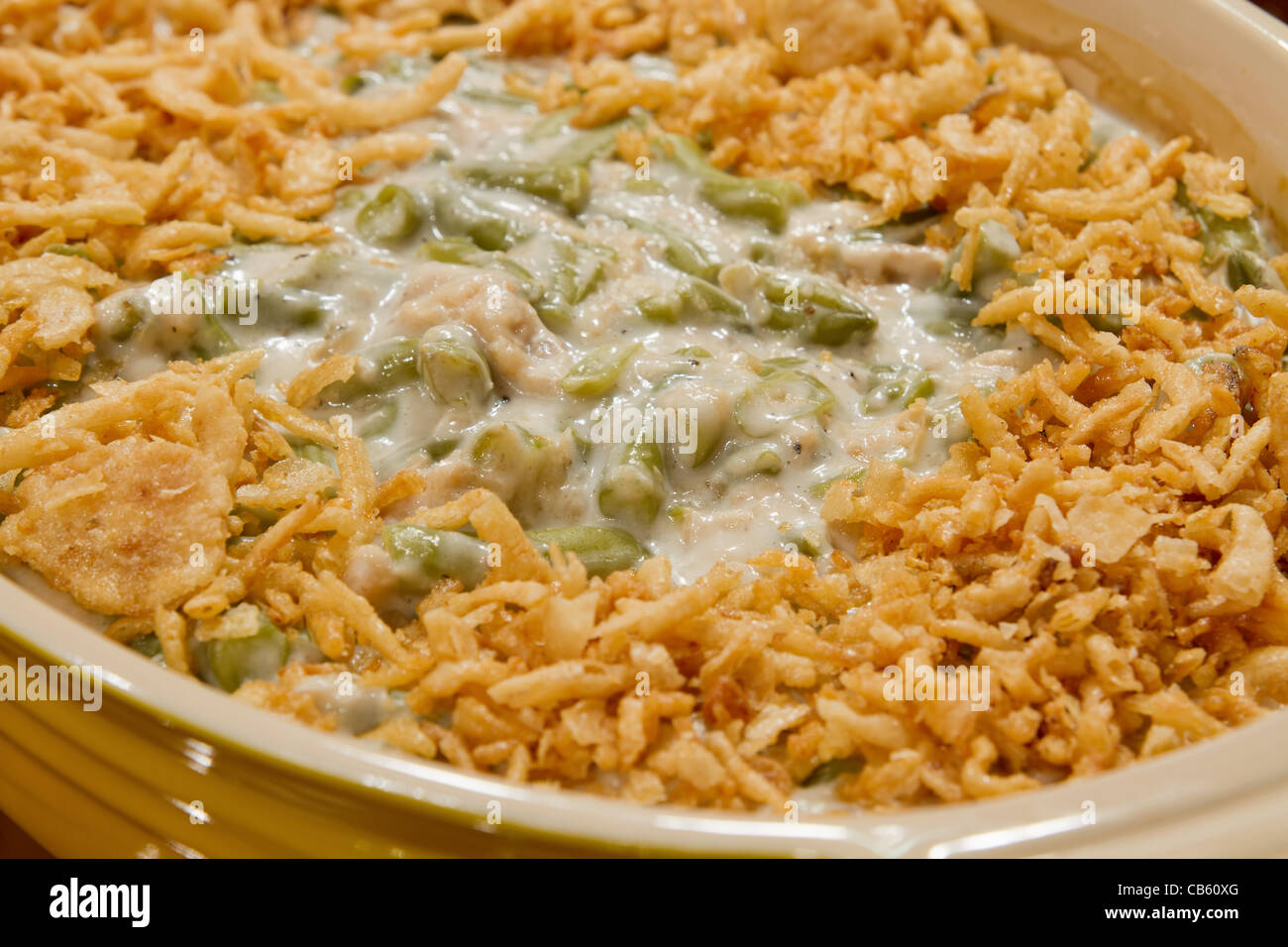 Haricots verts coupés à la française avec des oignons frits plat de cocotte Banque D'Images