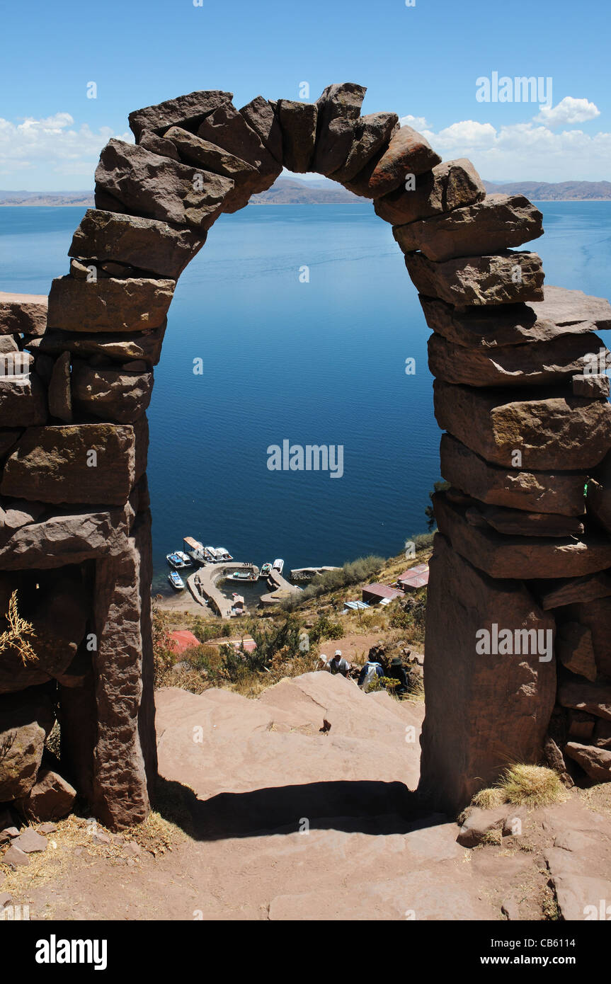 Le sentier raide vers le port sur l'île de Taquile sur le lac Titicaca, Pérou Banque D'Images