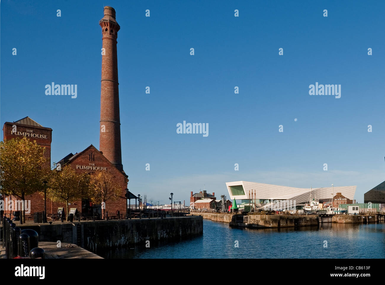 La Chambre de la pompe par le côté de Canning Dock, Liverpool. Nouveau Musée également visible. Banque D'Images