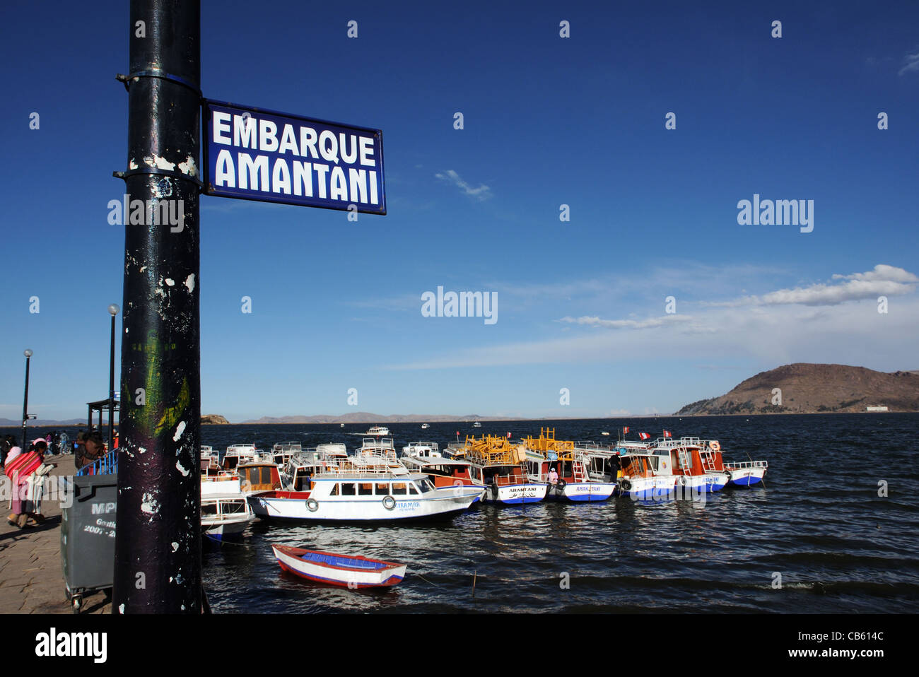 Le port de Puno au Pérou, avec des bateaux pour l'Île Amantani Banque D'Images