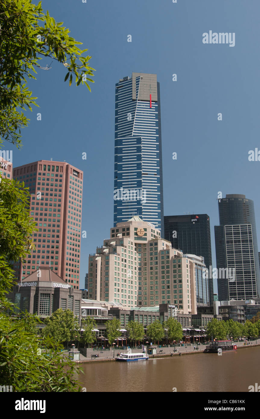 Southbank à sur la rivière Yarra, Melbourne, avec l'Eureka Tower derrière Banque D'Images