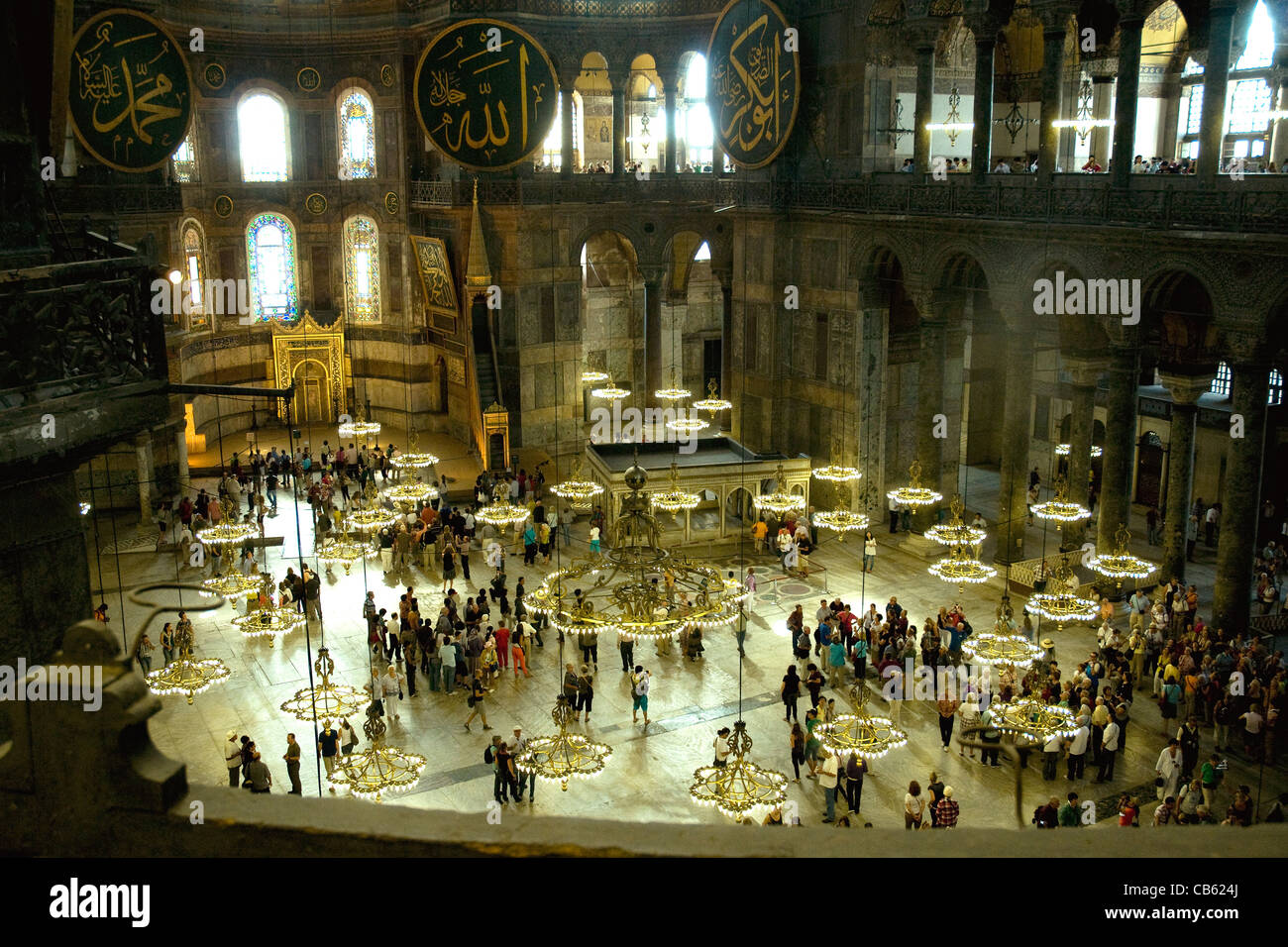 La vaste étage de Sainte-sophie, une fois qu'une église, aujourd'hui, un célèbre musée d'Istanbul, vue depuis une galerie Banque D'Images