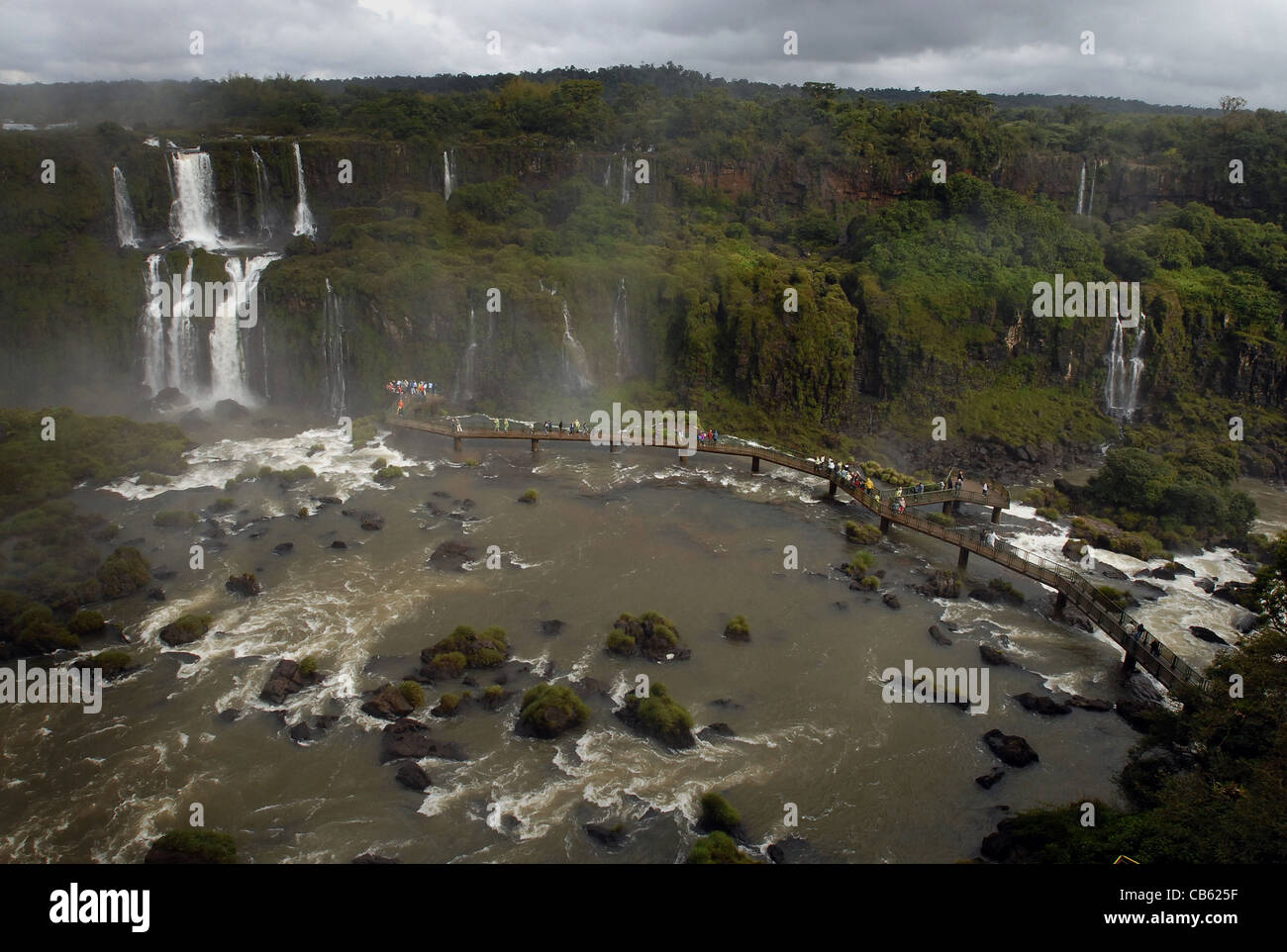 Les chutes d'Iguaçu et la passerelle sur le côté argentin qui emmène les touristes À PROXIMITÉ DES EAUX EN CASCADE Banque D'Images