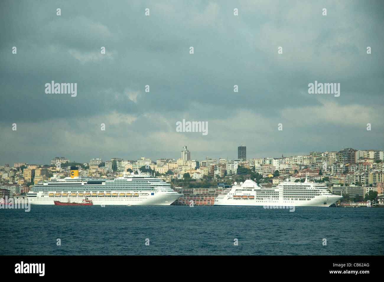 La ligne de croisière Istanbul's waterfront, en raison de l'ancienne ville de tourisme du 21e siècle Banque D'Images