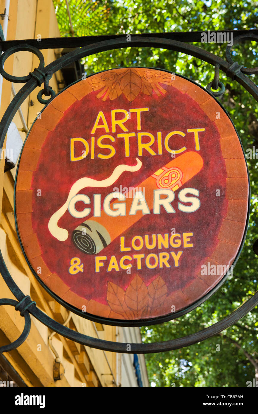 Magasin de cigares signe sur Calle Ocho (SW 8th Street) dans Little Havana, Miami, Floride, USA Banque D'Images