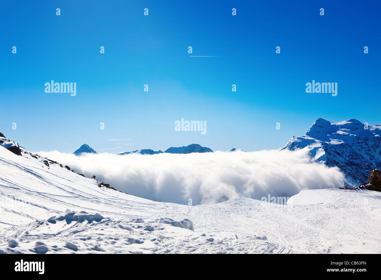 Soleil et nuages sur les montagnes d'hiver, couverte de neige Banque D'Images