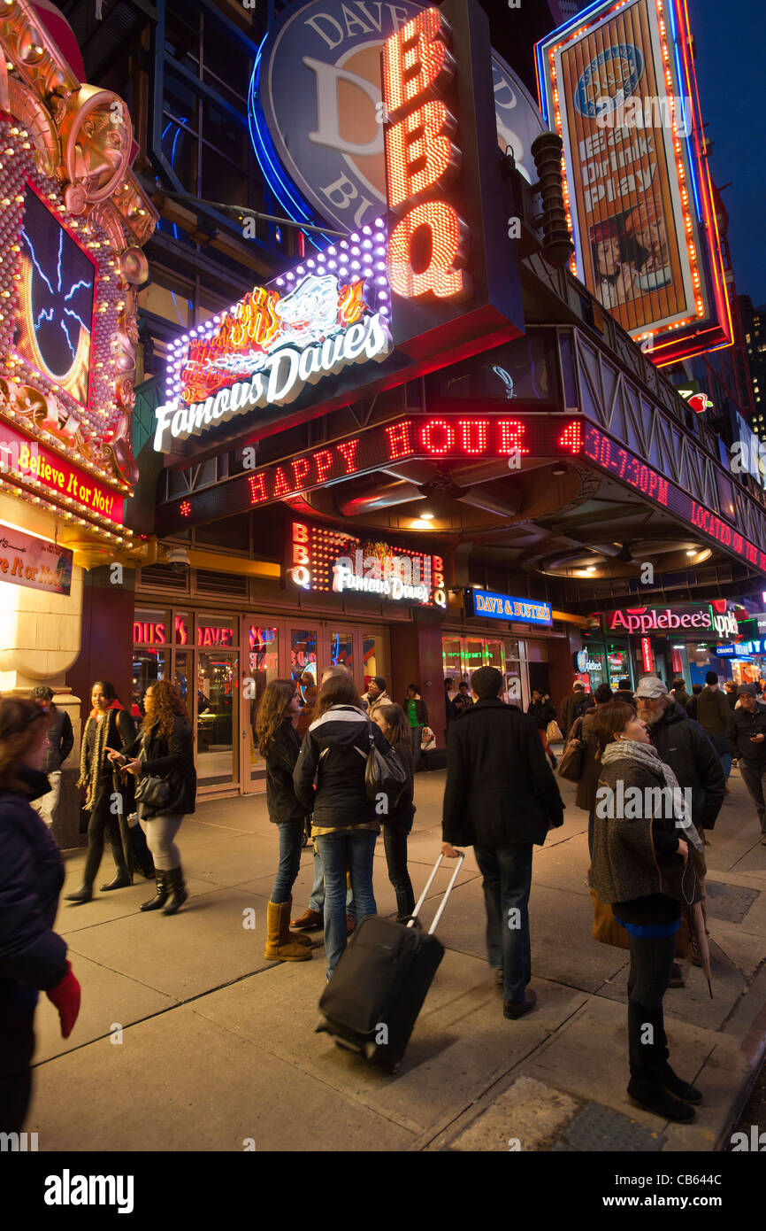 Un Famous Dave's BBQ restaurant et un Dave and Buster's restaurant partager un espace à Times Square à New York Banque D'Images