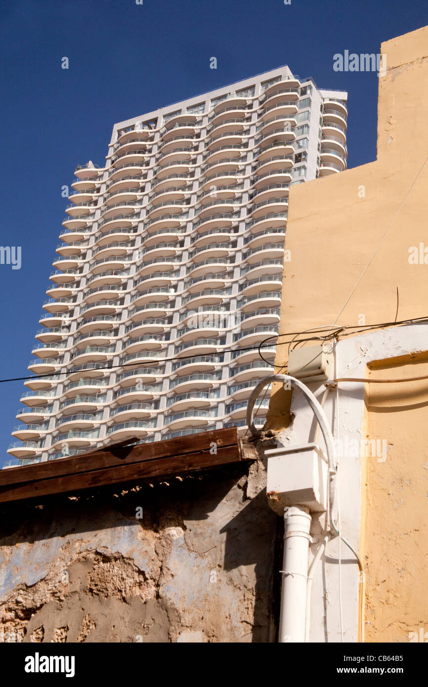 Un appartement qui se profile derrière les gratte-ciel de murs en ruine du quartier des artistes de Neve Zedek à Tel Aviv ISRAËL Banque D'Images