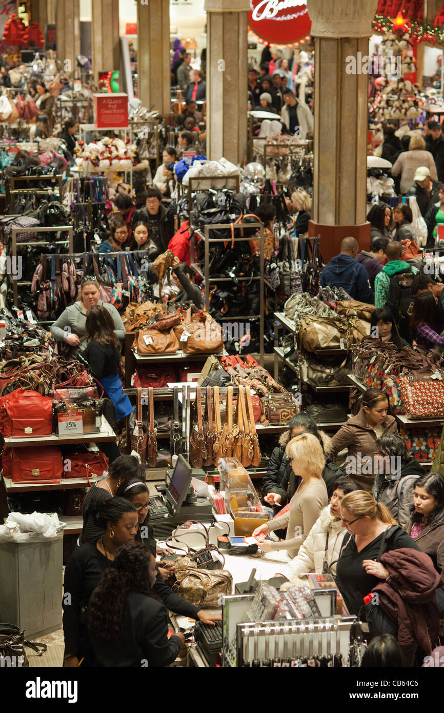 Des hordes de consommateurs à l'intérieur de Macy's à New York à la recherche d'aubaines sur Black Friday, le lendemain de Thanksgiving Banque D'Images