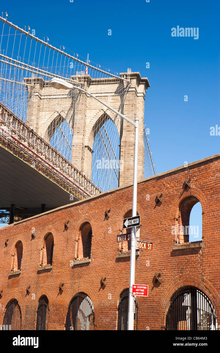 Pont de Brooklyn sur l'entrepôt de tabac dans Dumbo, Brooklyn Banque D'Images