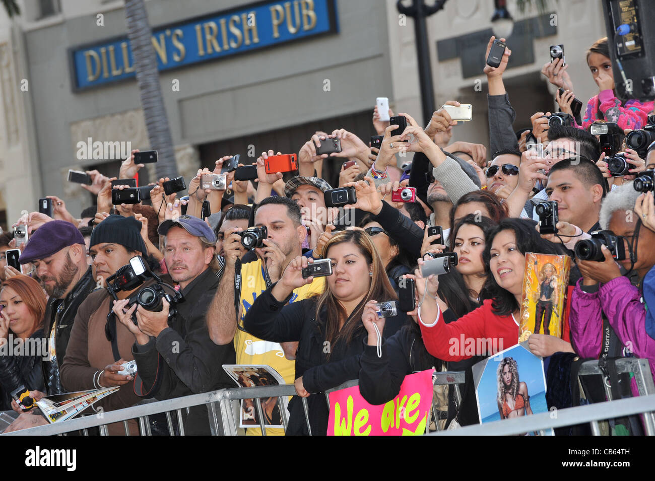 Fans sur Hollywood Boulevard où la chanteuse colombienne Shakira a été  honoré avec le 2,454ème étoile sur le Hollywood Walk of Fame Photo Stock -  Alamy