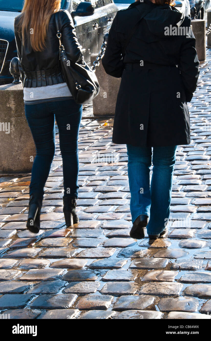 Deux femmes girls walking street Paris France Banque D'Images