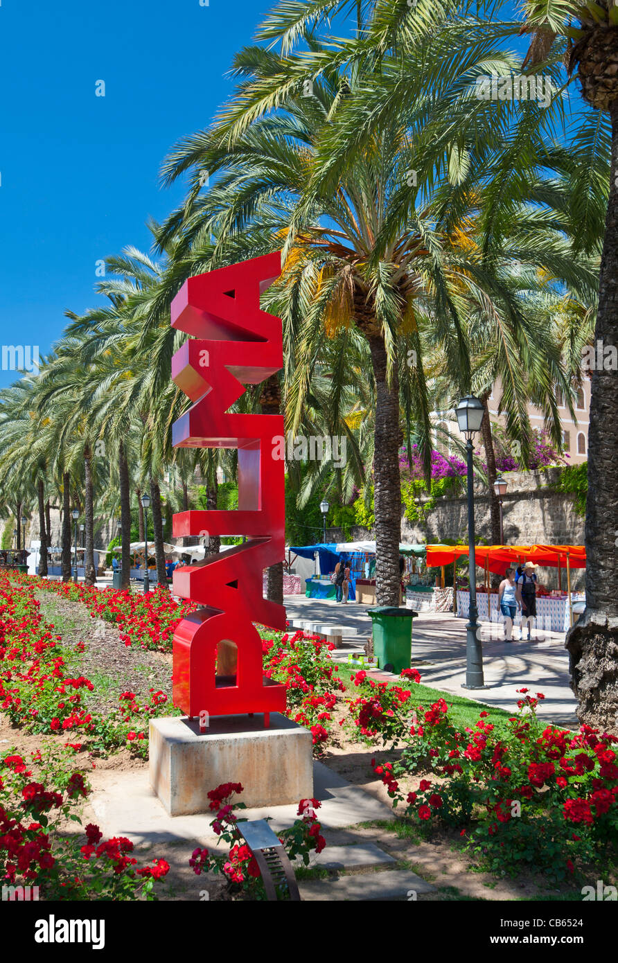Palma sculpture verticale rouge signe sur l'Avenida de Gabriel Roca avec palm rue bordée d'étals de marché Palma de Majorque Espagne Banque D'Images