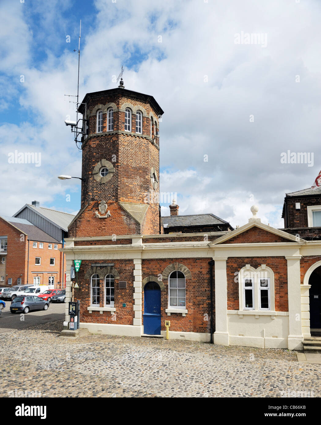 Le Bureau du pilote et de la tour à la fin de la rue Ferry dans l'ancienne ville portuaire de Kings Lynn, Norfolk, Angleterre Banque D'Images