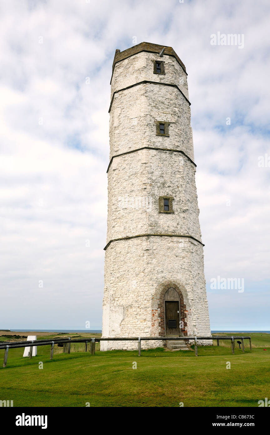Le vieux phare, Flamborough Head. Côte de la mer du Nord de l'East Yorkshire, England, UK. Construit avec la pierre de craie 1673 Banque D'Images