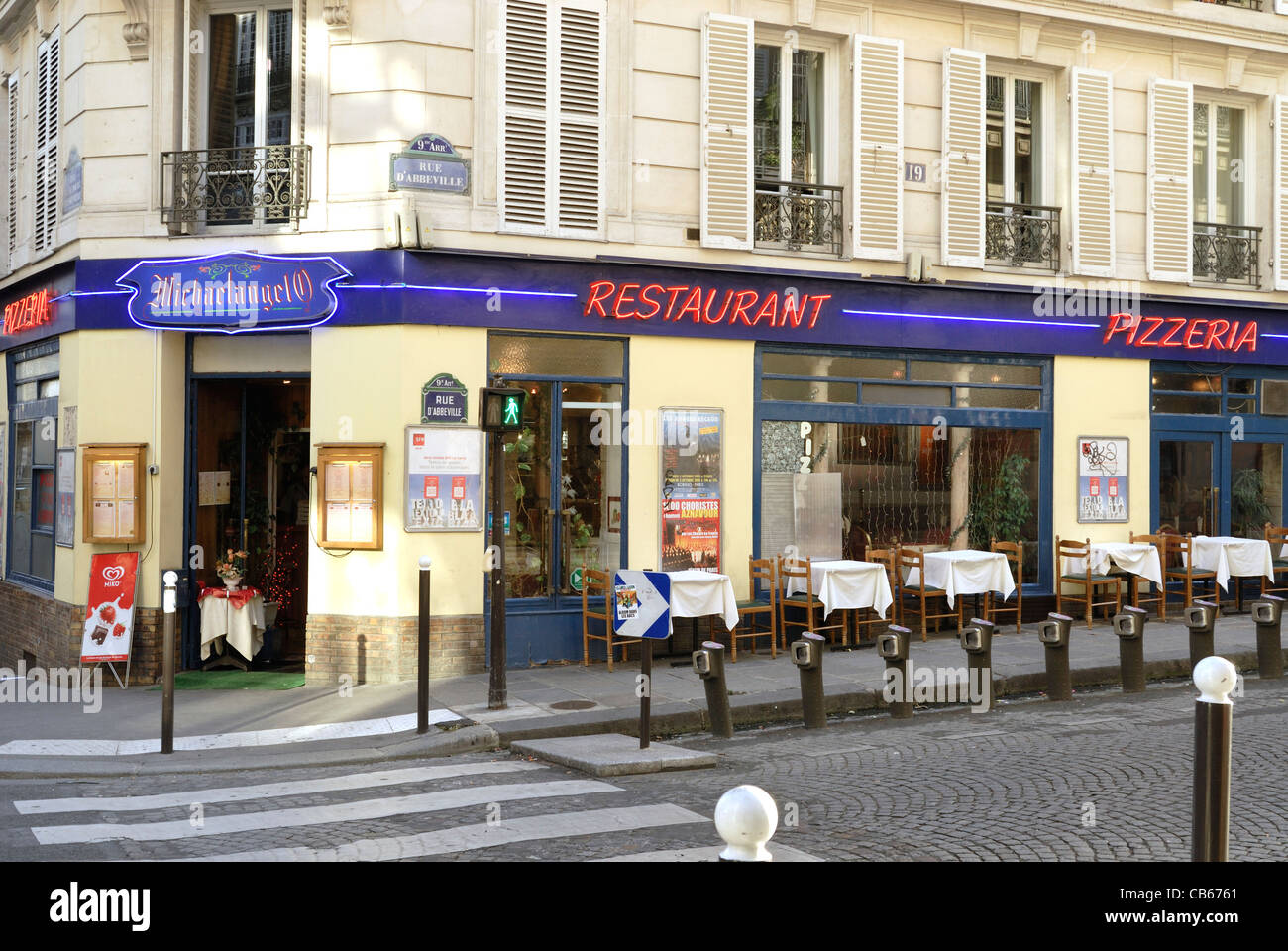 Michaelangelo Restaurant Café situé Rue du Faubourg Poissonniere et de la rue d'Abbeville, à Montmartre, Paris France Banque D'Images