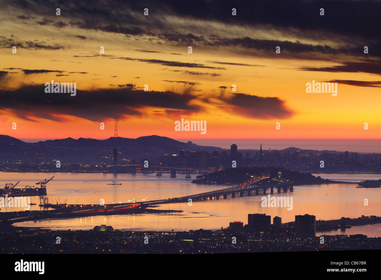 Vue aérienne de San Francisco et le pont de la baie de la Berkeley Hills, East Bay, Californie Banque D'Images