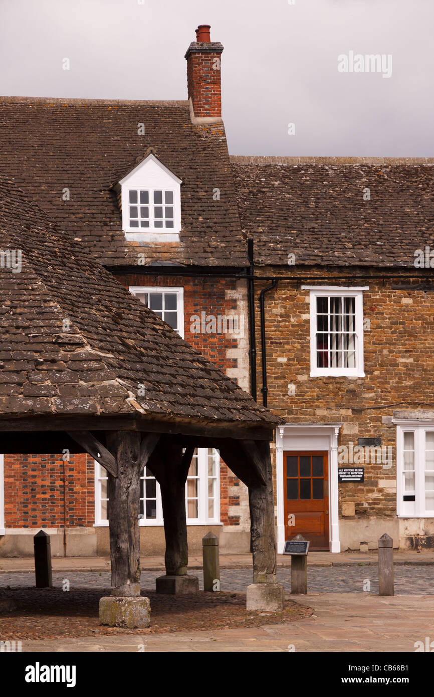 Le beurre et les vieux bâtiments de l'École d'Oakham dans le market place, Oakham, Rutland, England, UK Banque D'Images