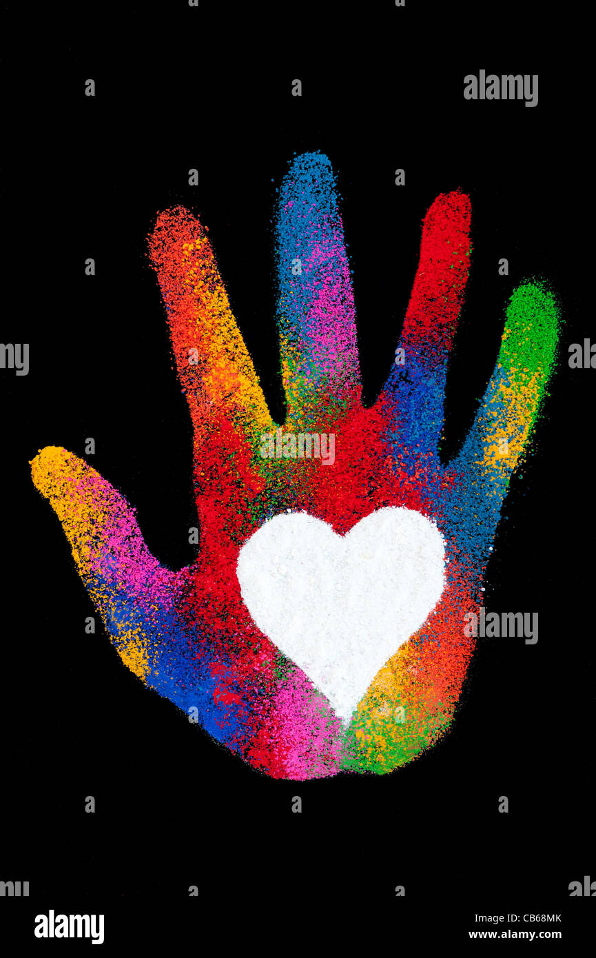 Childs hand print multicolore avec un cœur blanc fait avec de la poudre de couleur sur fond noir Banque D'Images