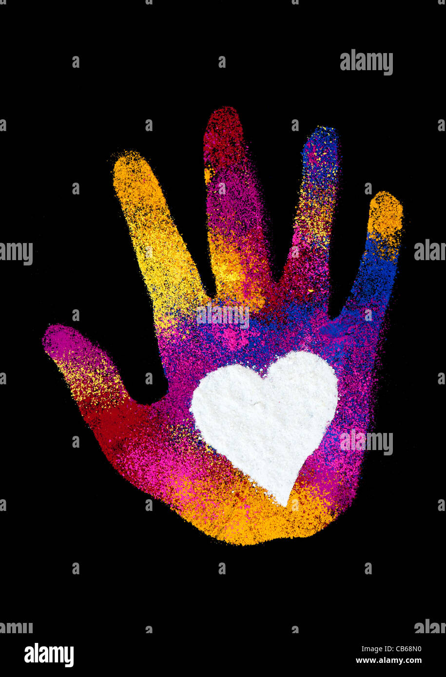 Childs hand print multicolore avec un cœur blanc fait avec de la poudre de couleur sur fond noir Banque D'Images